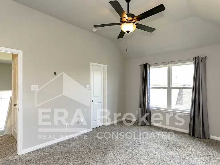 909 Clanton Cv — Photo 11