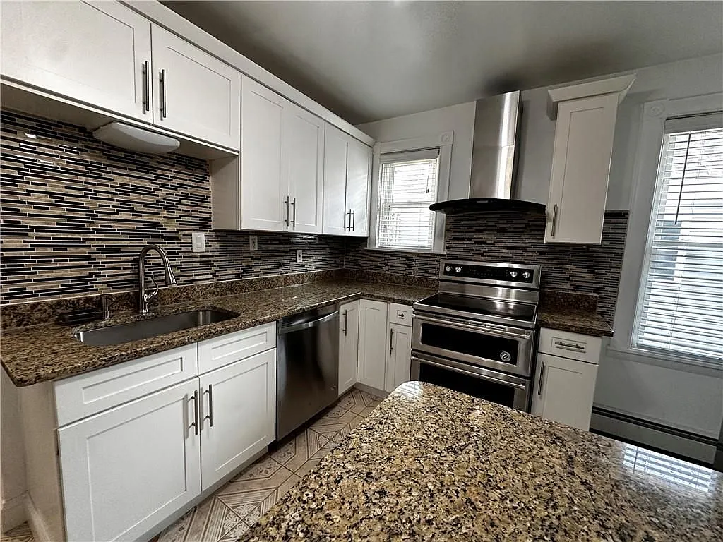 2 bed, 1.0 bath, 1200 sqft, $2,400 — Photo 2