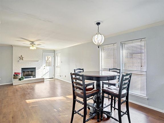 Large open floorplan with lots of natural light.