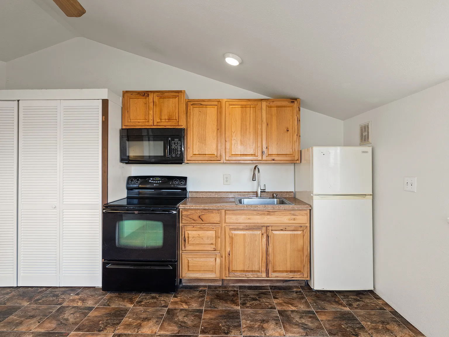 Studio, 450 sqft, $800 — Photo 3