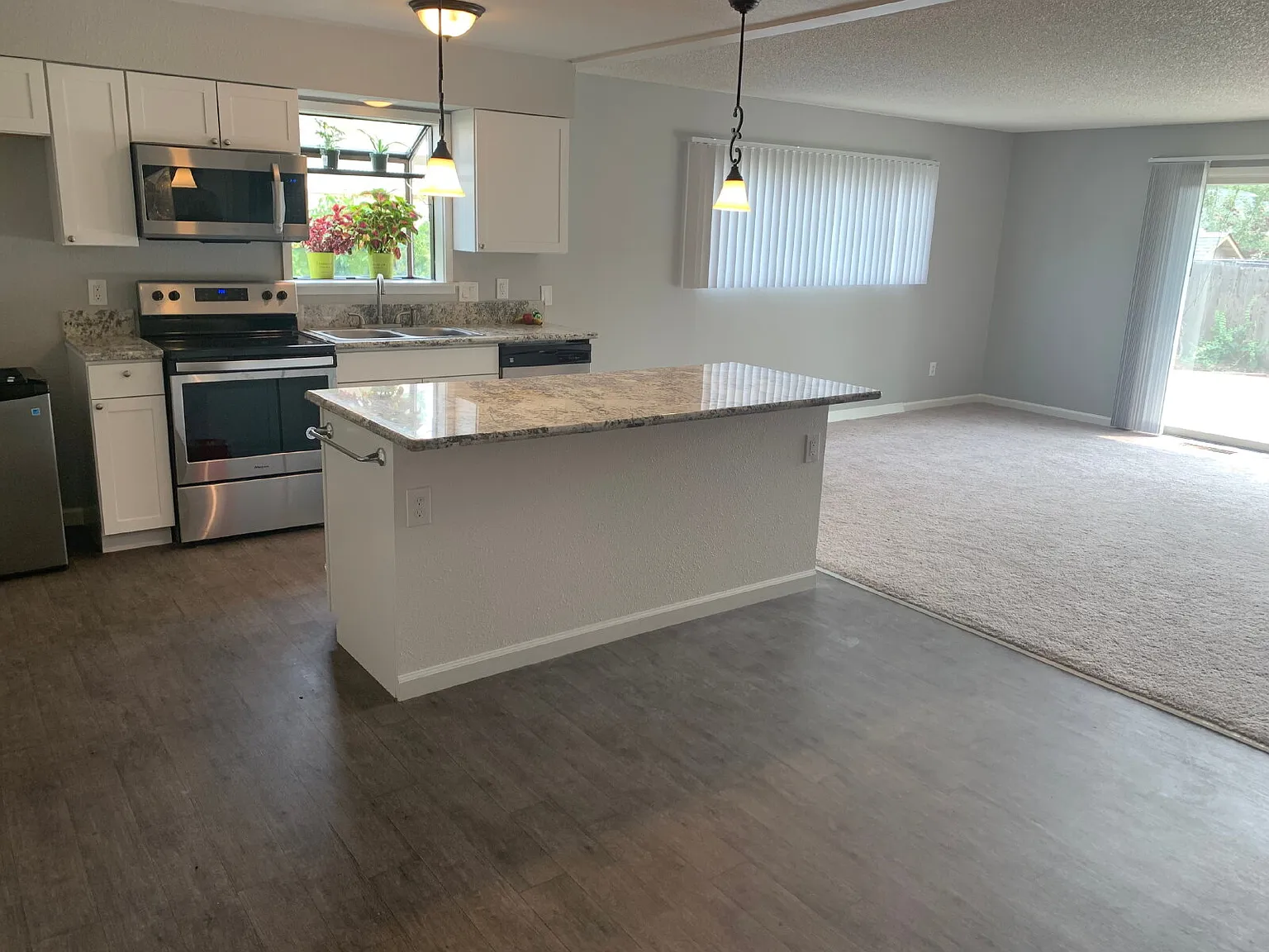 3 bed, 2.0 bath, 1427 sqft, $2,400 — Photo 2