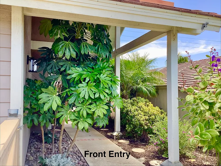 1940 Rosewood St — Photo 2