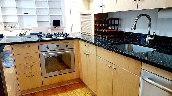 Sold by Manhattan Spaces | media 8