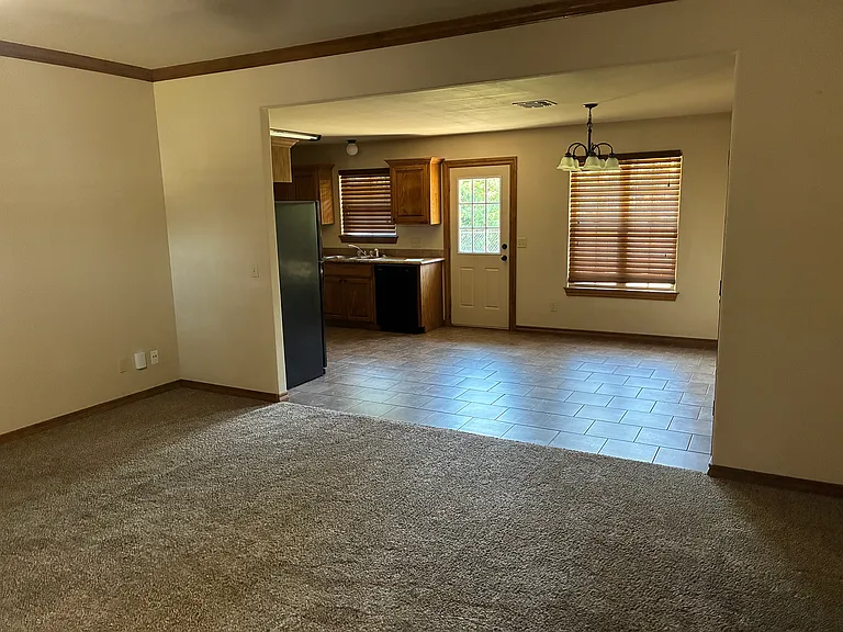 706 Carnes Cir — Photo 2