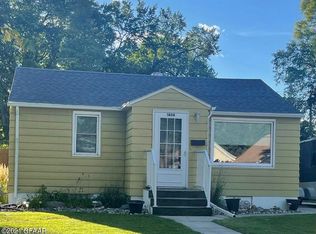 1404 Linden Ct, Grand Forks, ND 58201