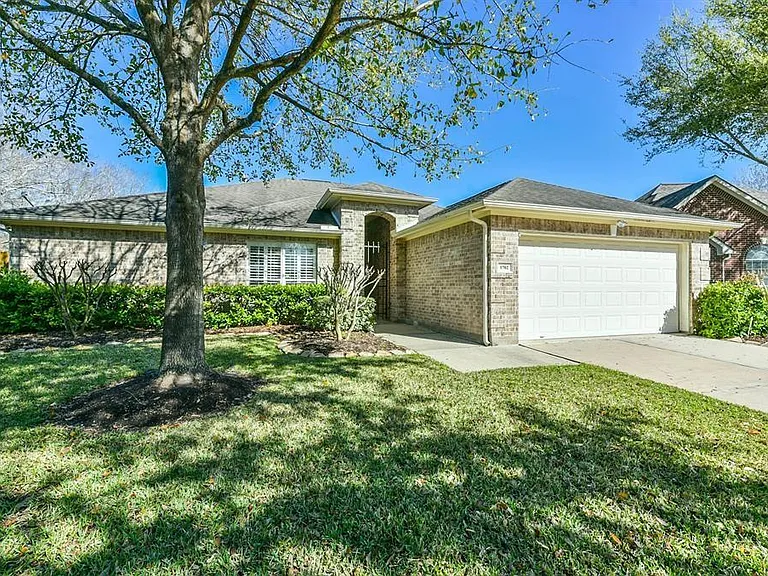 1702 Fantasy Woods Dr — Photo 1