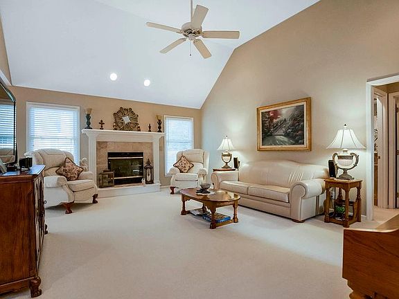 3rd image of 903 Rosewood Ct