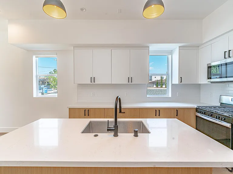 614 1/2 N Rampart Blvd — Photo 35