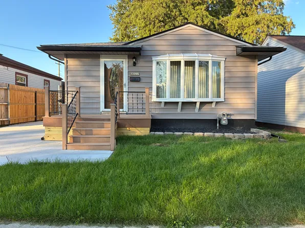 23705 Elmira St, Saint Clair Shores, MI 48082