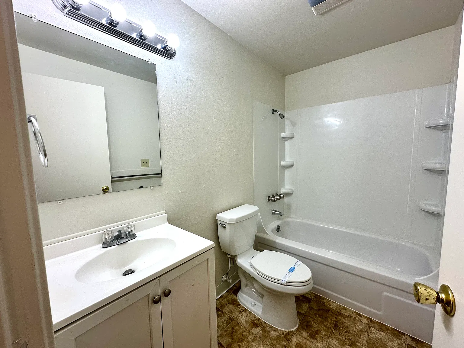 2 bed, 1.5 bath, 864 sqft, $1,625 — Photo 2