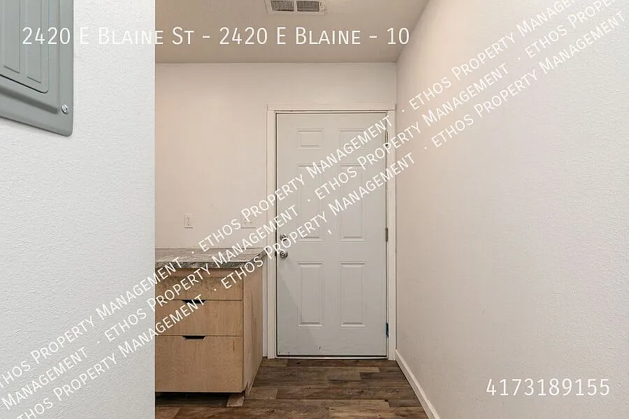 Available now 1 bed/1bath with a dog park! — Photo 2