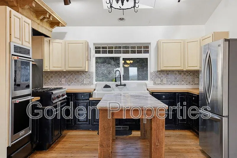 3 bed, 2.0 bath, 1960 sqft, $3,800 — Photo 3