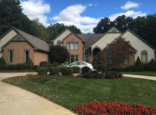 908 Three Acre Ct, Milford, MI 48381