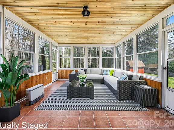 4th image of 32 W Ashley Pl