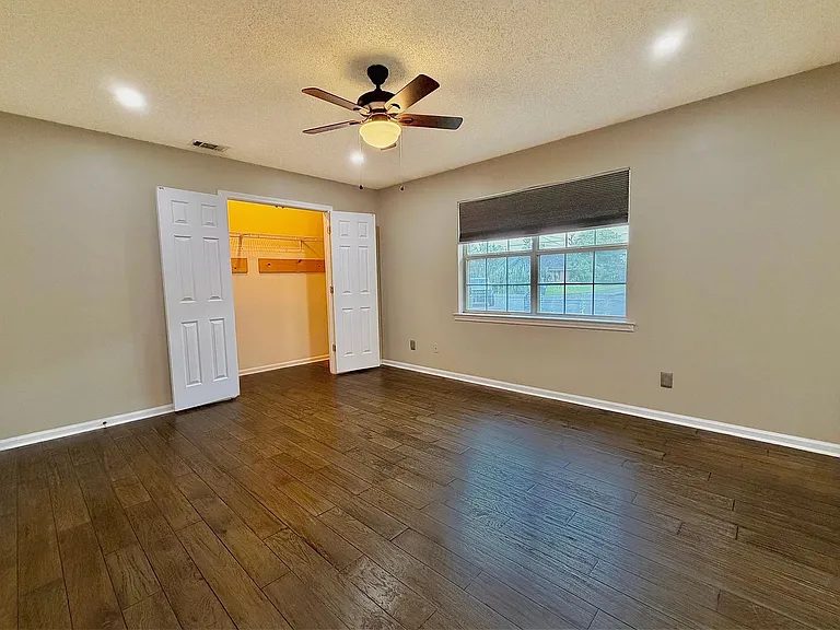 337 NE Sheila Dr — Photo 17