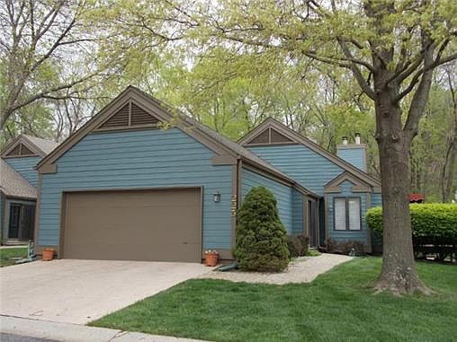2nd image of 225 Lakeside Dr