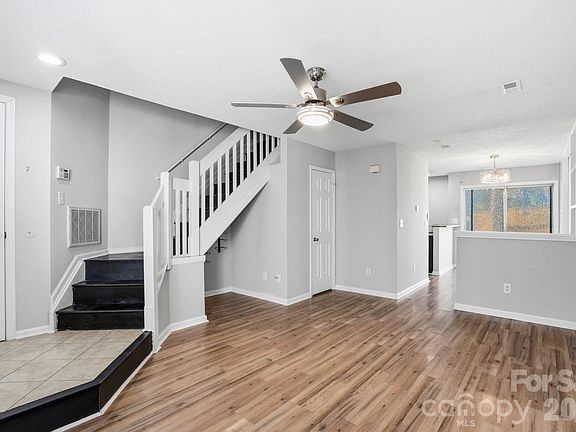 3rd image of 3015 Summercroft Ln