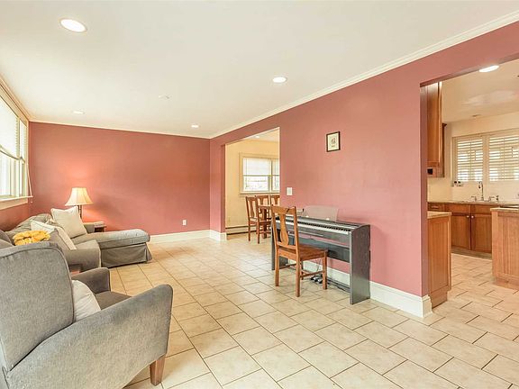 3rd image of 27 Bellerose Ave