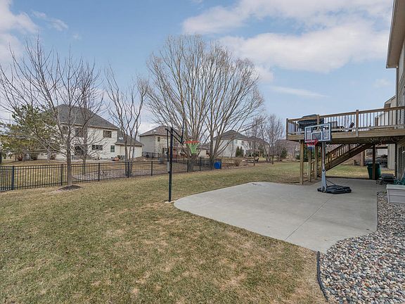 Great yard, mature trees