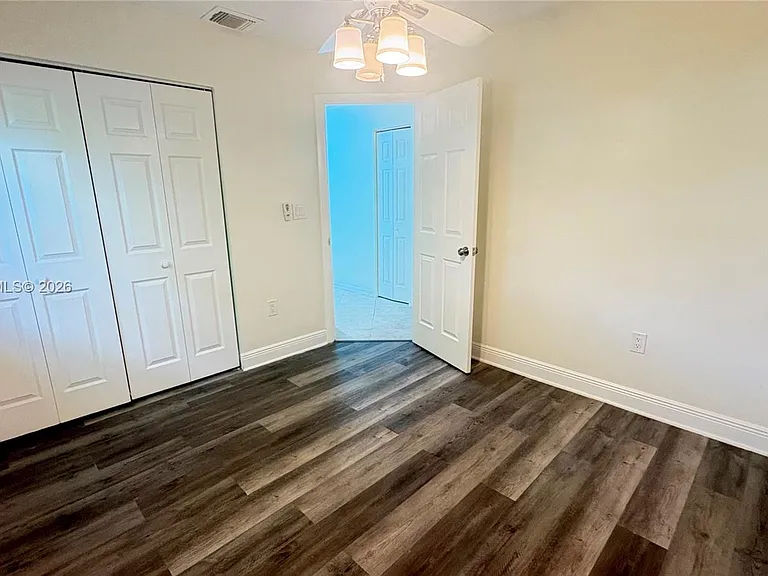 821 W Beckley Sq — Photo 16
