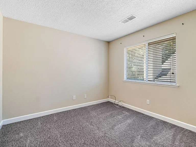 6733 N Warren Ave — Photo 27