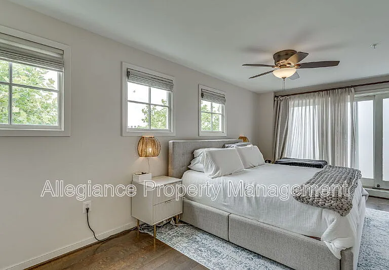 944 N Columbus St — Photo 22