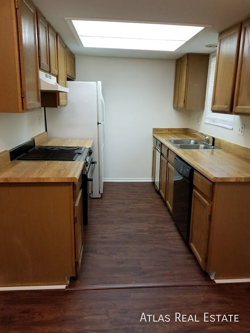 Lovely Condo nestled in the foothills of the Colorado Springs West Side. — Photo 4