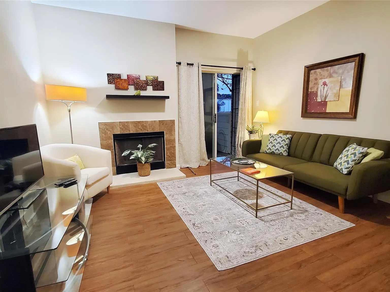 1 bed, 1.0 bath, 657 sqft, $1,100 — Photo 2