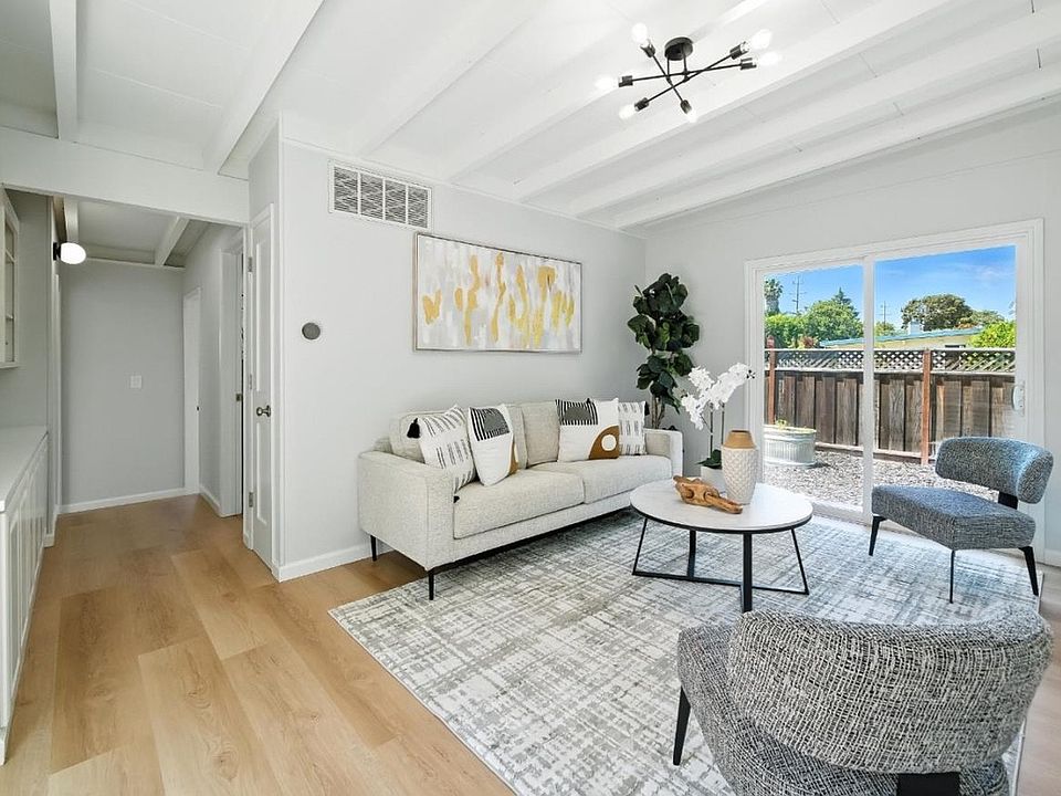 Living room / kitchen/entry to the 2/1 unit