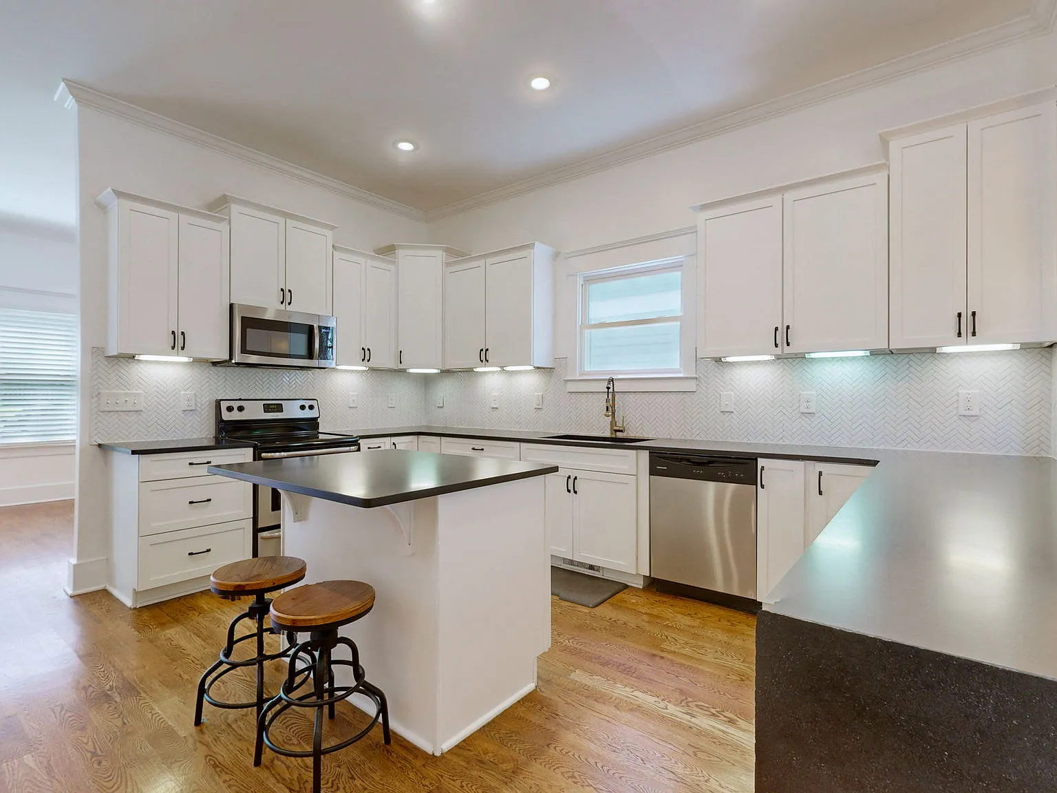 3 bed, 2.5 bath, 2078 sqft, $4,000 — Photo 4