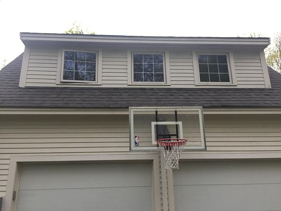Studio located above garage w/2 separate entrances not assoc