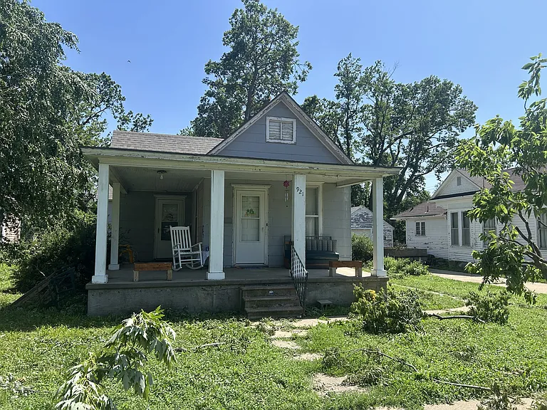 921 University Pl — Photo 2