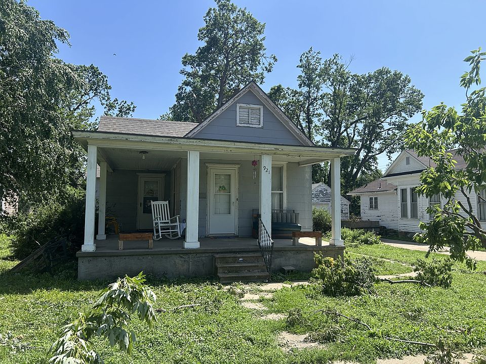 2nd image of 921 University Pl