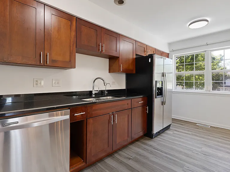1113 Orleans Dr — Photo 9