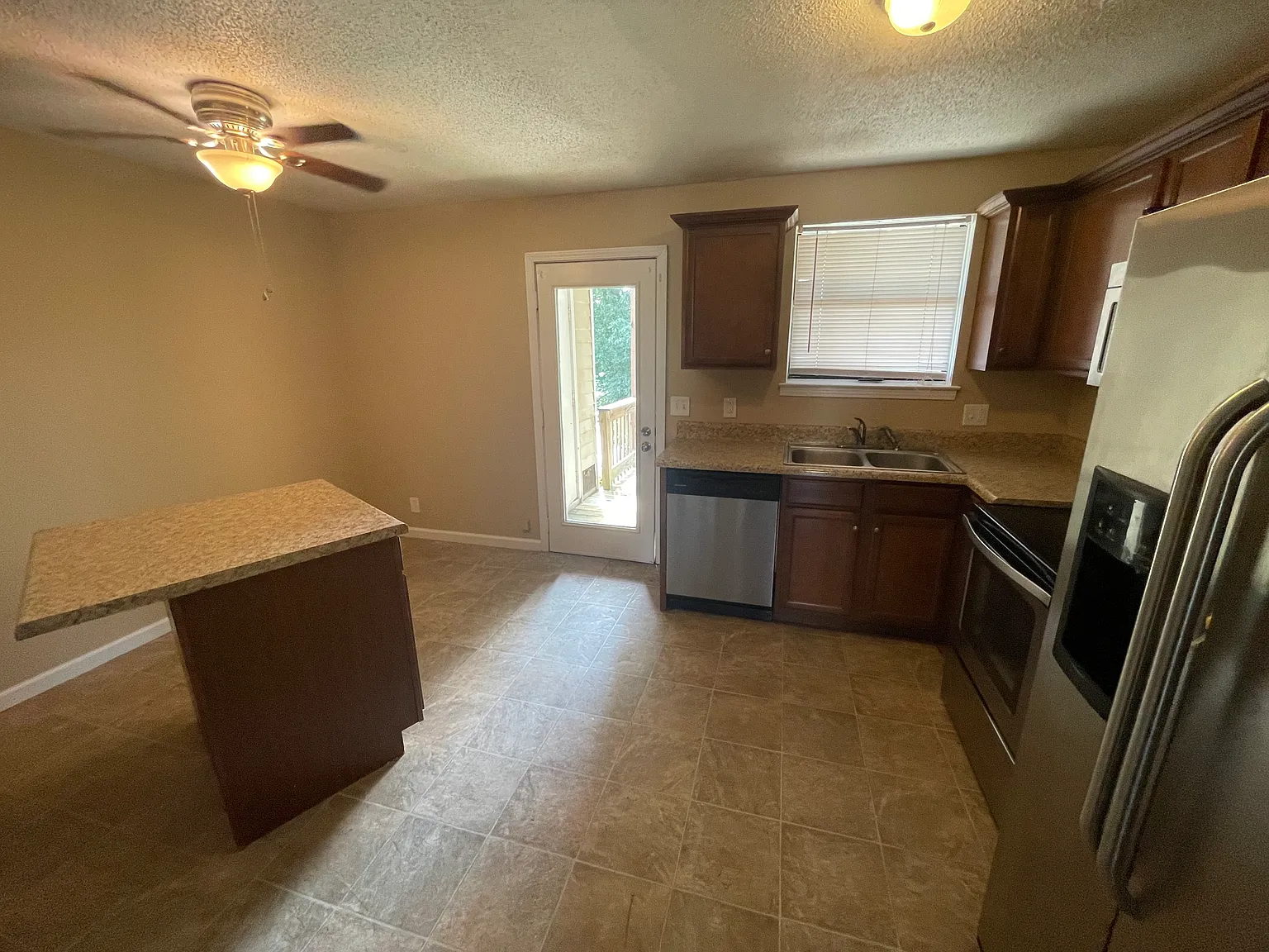 2 bed, 1.5 bath, 1000 sqft, $1,200 — Photo 3