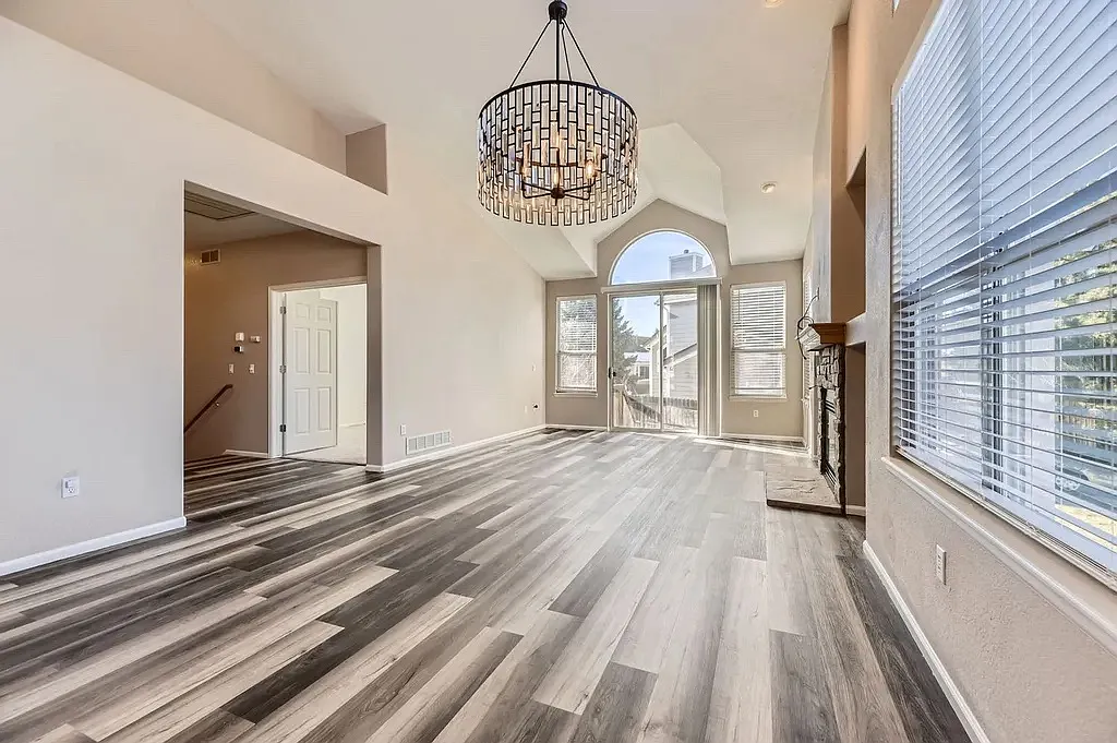 4 bed, 2400 sqft, $3,095 — Photo 3