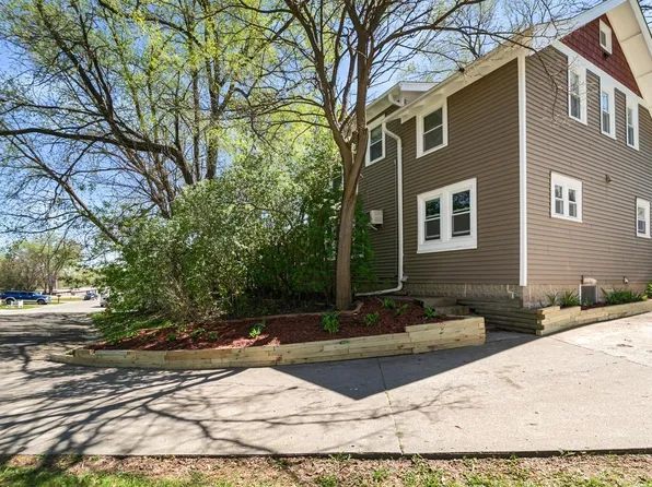2416 Brenner Ct, Roseville, MN 55113