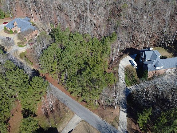 3rd image of 105 Hampton Ln