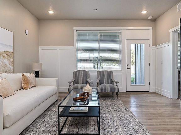 Latitude 40 Two Bedroom With Garage