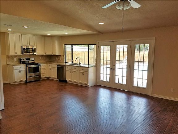 2nd image of 2906 Robin Hill Ln