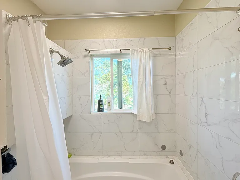 Bathroom nr 1 with large tub!