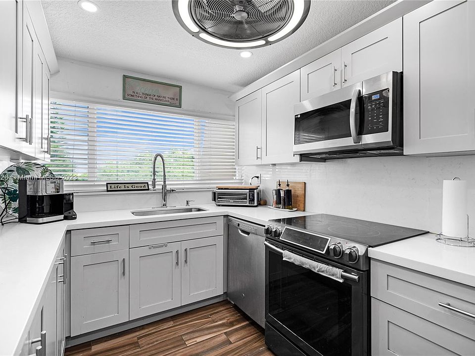1st image of 952 NE 199th St APT 411
