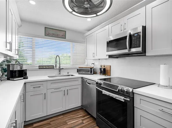 952 NE 199th St APT 411, Miami, FL 33179