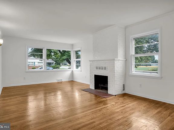 4th image of 114 E Maplewood Ave #1