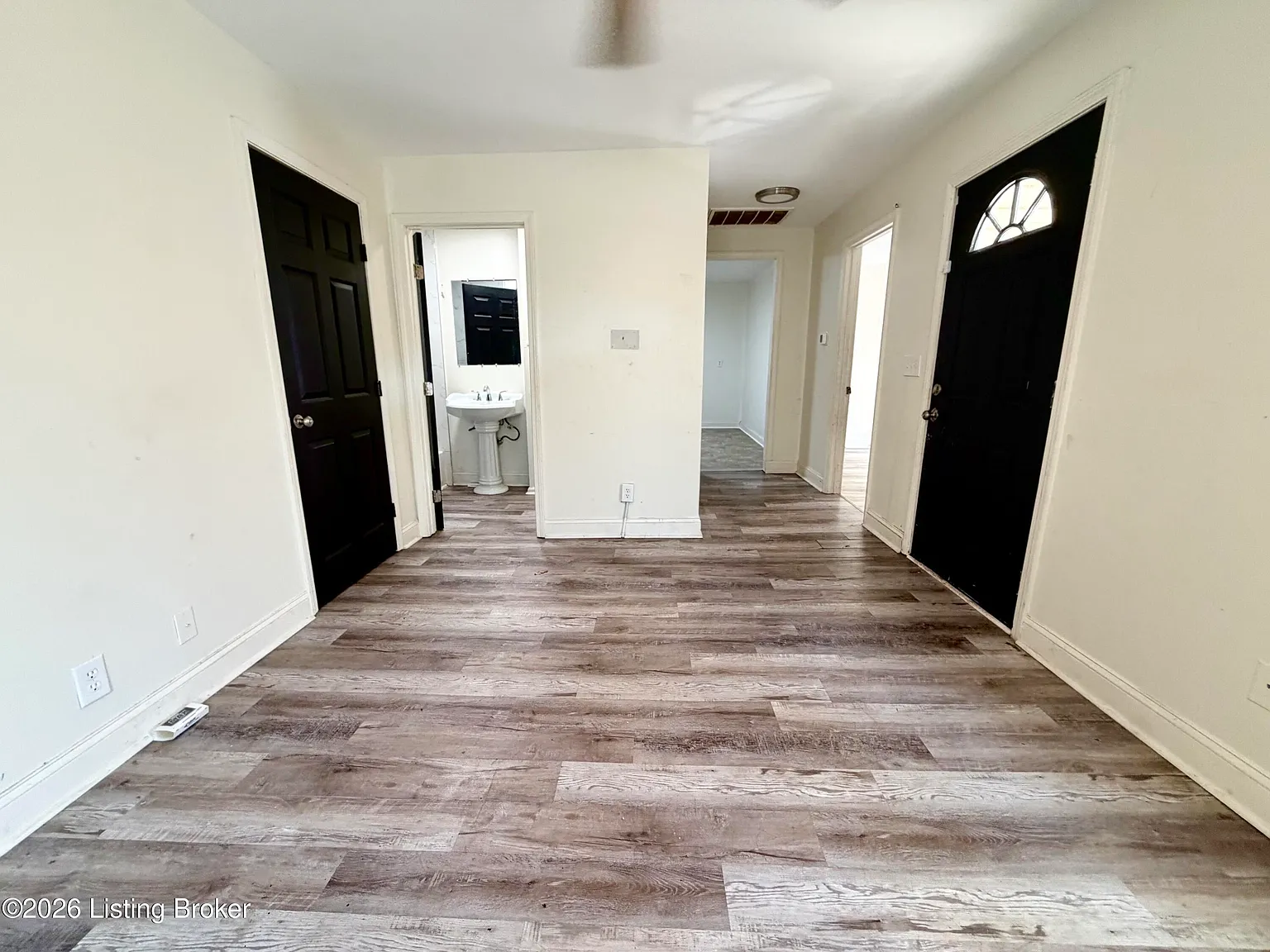 3 bed, 1.0 bath, 1235 sqft, $1,095 — Photo 2