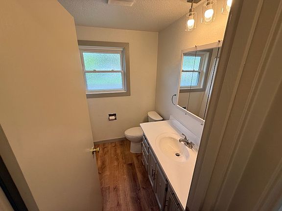 4th image of 720 NW Walnut Blvd