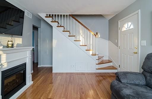 5th image of 104 Stoughton St