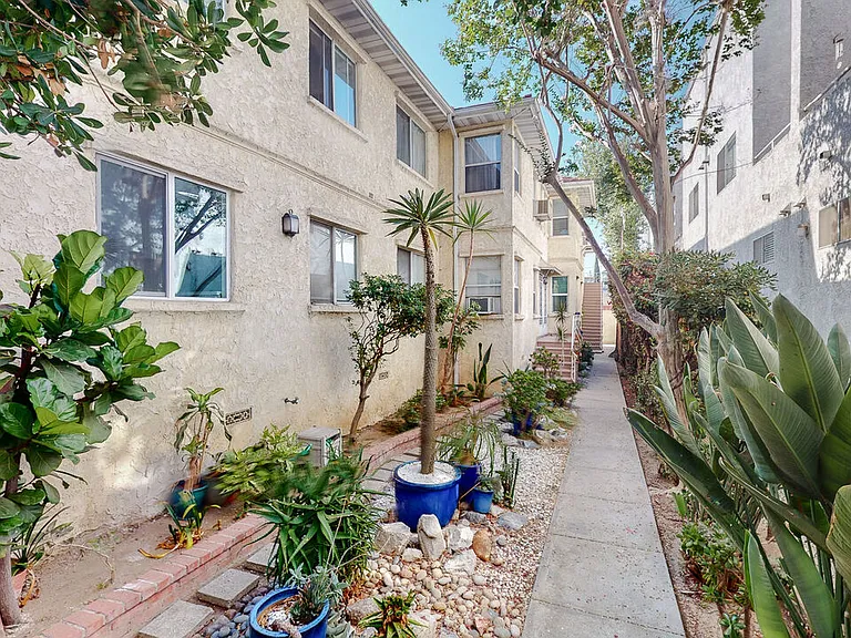 3368 Rowena Ave — Photo 26