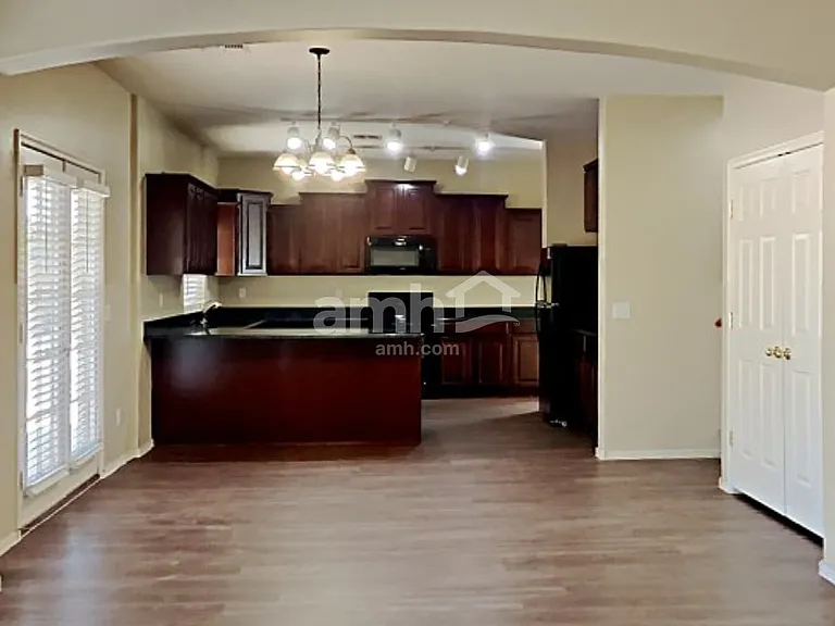 1517 S 115th Dr — Photo 5