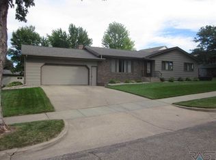 4800 S Woodwind Ln, Sioux Falls, SD 57103